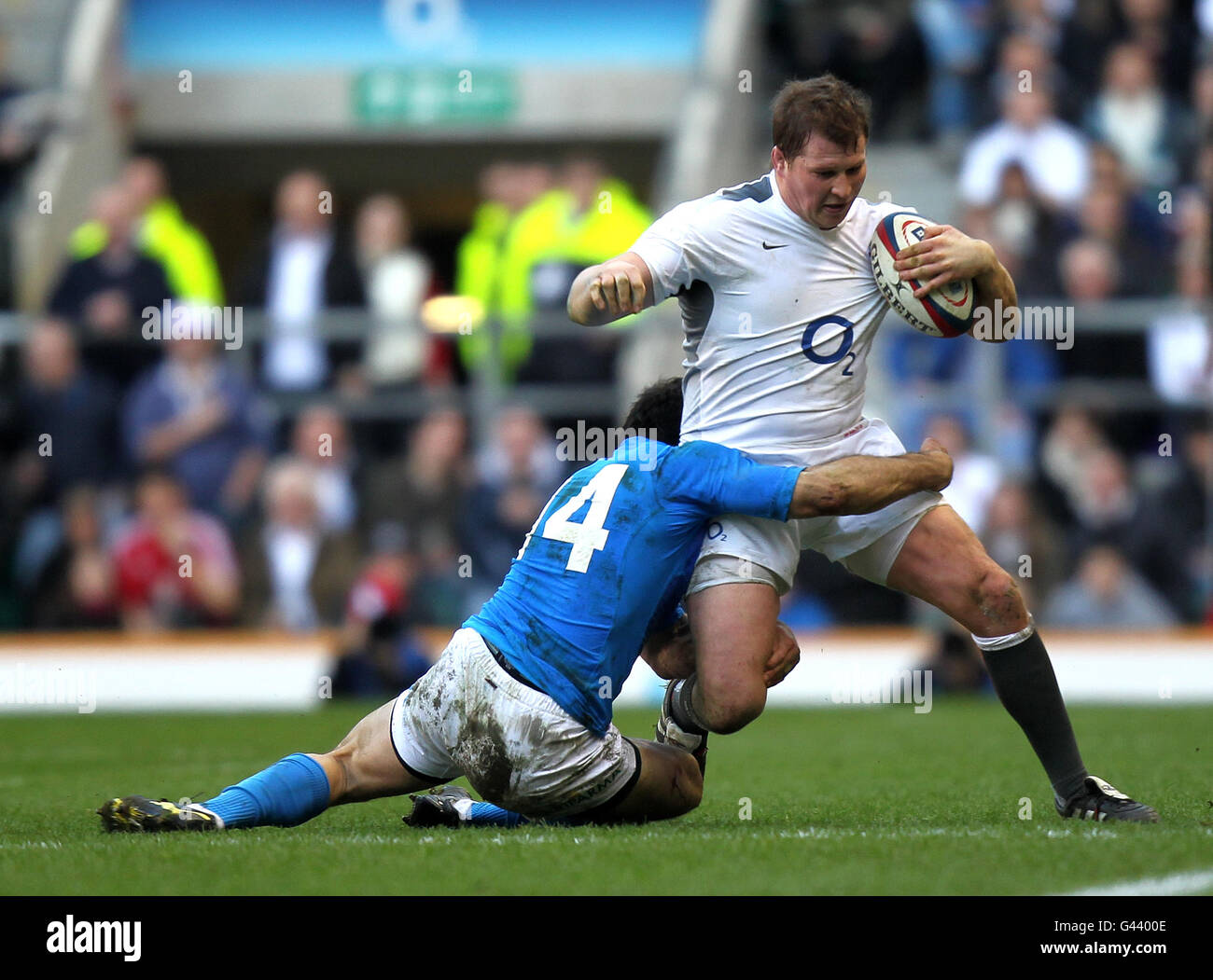 Der englische Dylan Hartley wird vom Italiener Andrea Masi während des RBS 6 Nations-Spiels in Twickenham, London, angegangen. Stockfoto