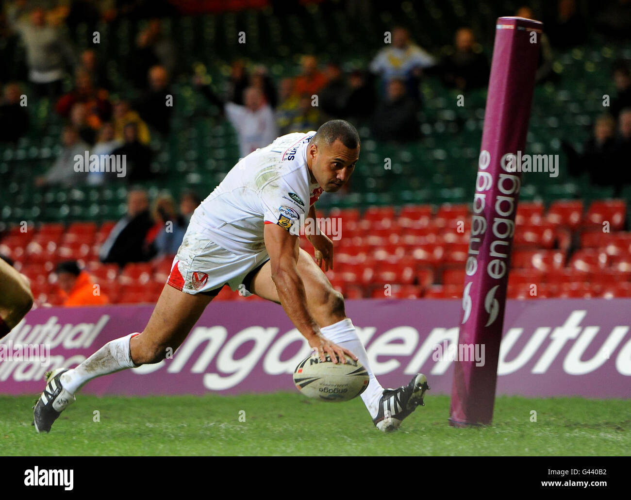 Francis Meli von St Helens läuft beim Engage Super League-Spiel im Millennium Stadium, Cardiff, an, um einen Versuch zu machen. Stockfoto