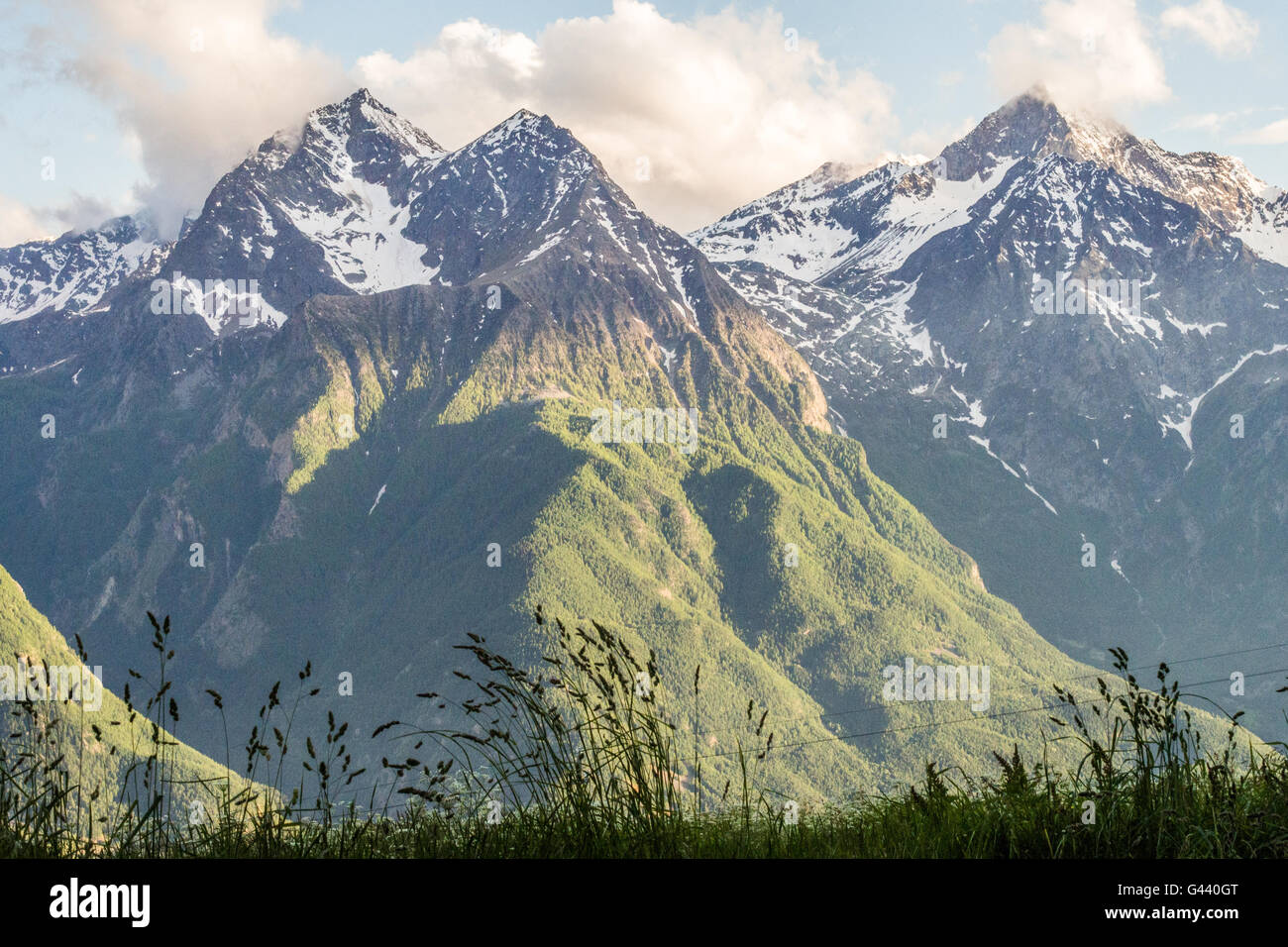 Alpine Landschaft Sicht vom Berg Dorf von Lignan, Aostatal, Italien. Stockfoto