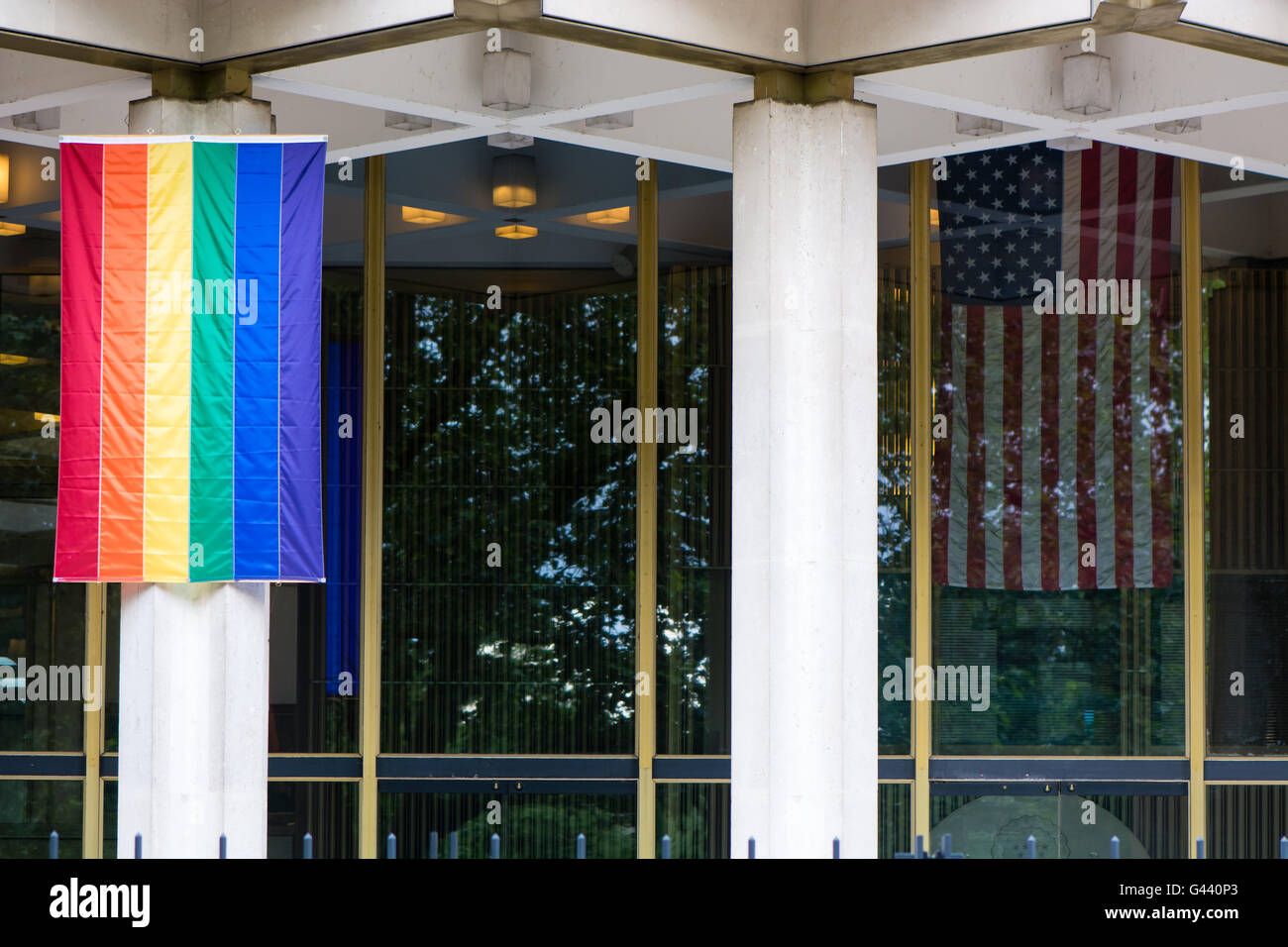 LONDON, UK - 16. Juni 2016 Regenbogenfahne mit Sternen und Streifen auf US-Botschaft, London, folgende Ermordung von 49 Personen in Orlando Stockfoto