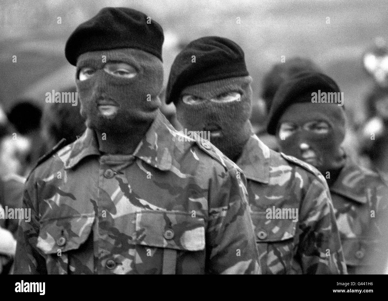 Maskierte IRA-Aufsichtler, die den Sarg bei der Beerdigung des Hungerstreikers Bobby Sands eskortierten. 24/1/96 die Internationale Rüstungskommission für den Friedensprozess in Nordirland hat heute ihren Bericht veröffentlicht, in dem sie zu dem Schluss kommt, dass paramilitärische Organisationen keine Waffen außer Betrieb nehmen würden, bevor die inklusiven Diskussionen begannen. Stockfoto