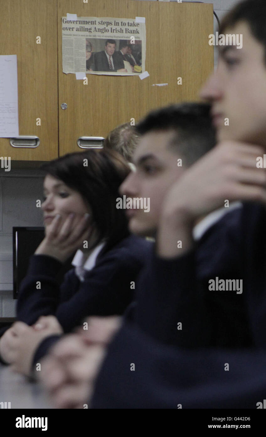 Studenten der Carrick-on-Shannon Community School in Leitrim hören zu, wie der irische Labour-Vorsitzende Eamon Gilmore eine Rede hält. Stockfoto