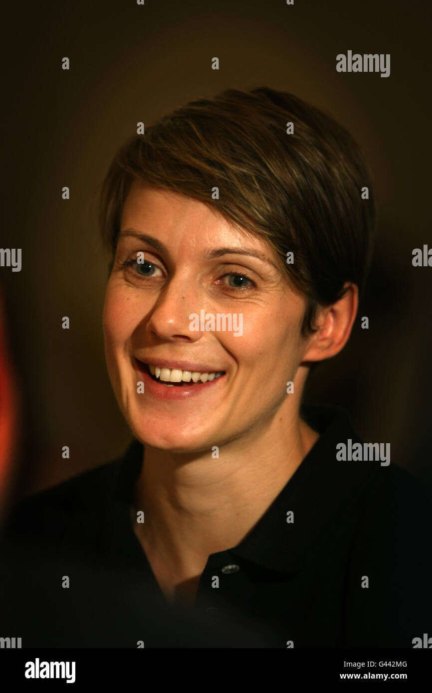 2004 Olympic Heptathlon Bronze Medaillengewinner, Kelly Sotherton während einer Fotocall in Shimla Pinks, Birmingham. Stockfoto