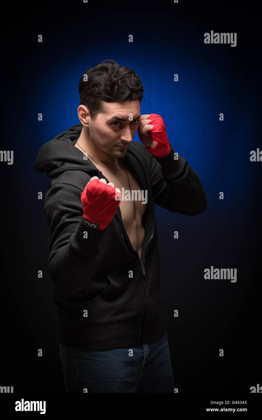 Porträt eines männlichen Boxer. Junger sportlicher Mann auf einem dunklen Hintergrund. Stockfoto