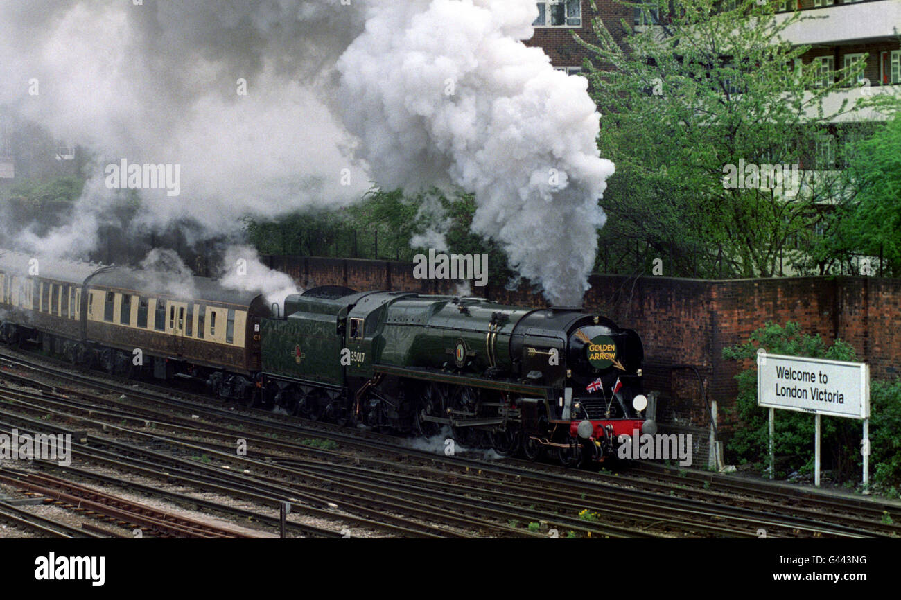 Der Golden Arrow zieht den Orient Express aus Londons Victoria Station, das erste Mal seit fünfzig Jahren wurde eine Dampflokomotive verwendet, um den Dienst zu ziehen. Stockfoto