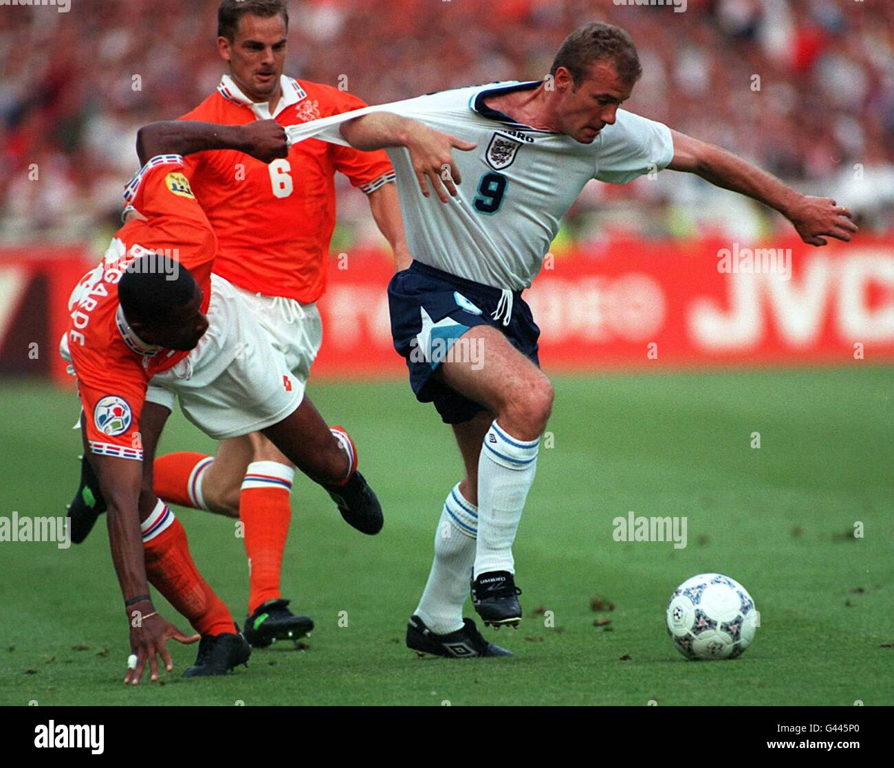 Alan Shearer wird sein Hemd vom holländischen Winston Bogarde während des heutigen (Di) Euro 96-Kampfes in Wembley gezogen. Foto von Neil Munns/PA Stockfoto