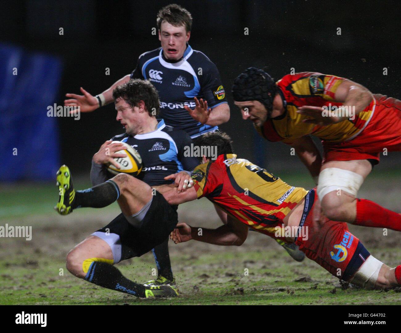 Glasgow's Peter Horne und Newport Gwent Dragon's Joe Bearman und Scott Morgan während der Magners League Spiel im Firhill Stadium, Glasgow . Stockfoto