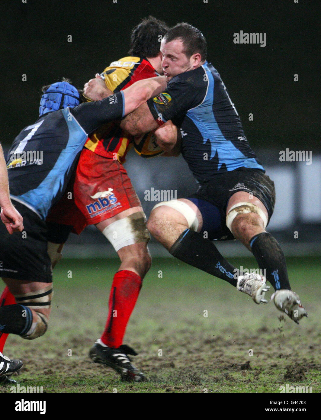 Glasgow's James Eddie und Newport Gwent Dragon's Joe Bearman während der Magners League Spiel im Firhill Stadium, Glasgow . Stockfoto