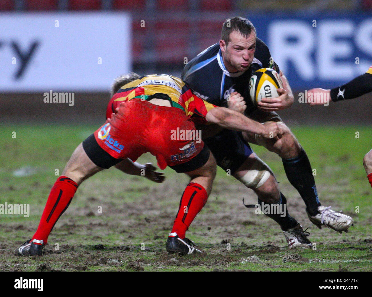 Rugby Union - Magners League - Glasgow / Newport Gwent Dragons - Firhill Stadium. Glasgow's James Eddie und Newport Gwent Dragon's Adam Hughes während des Spiels der Magners League im Firhill Stadium, Glasgow. Stockfoto