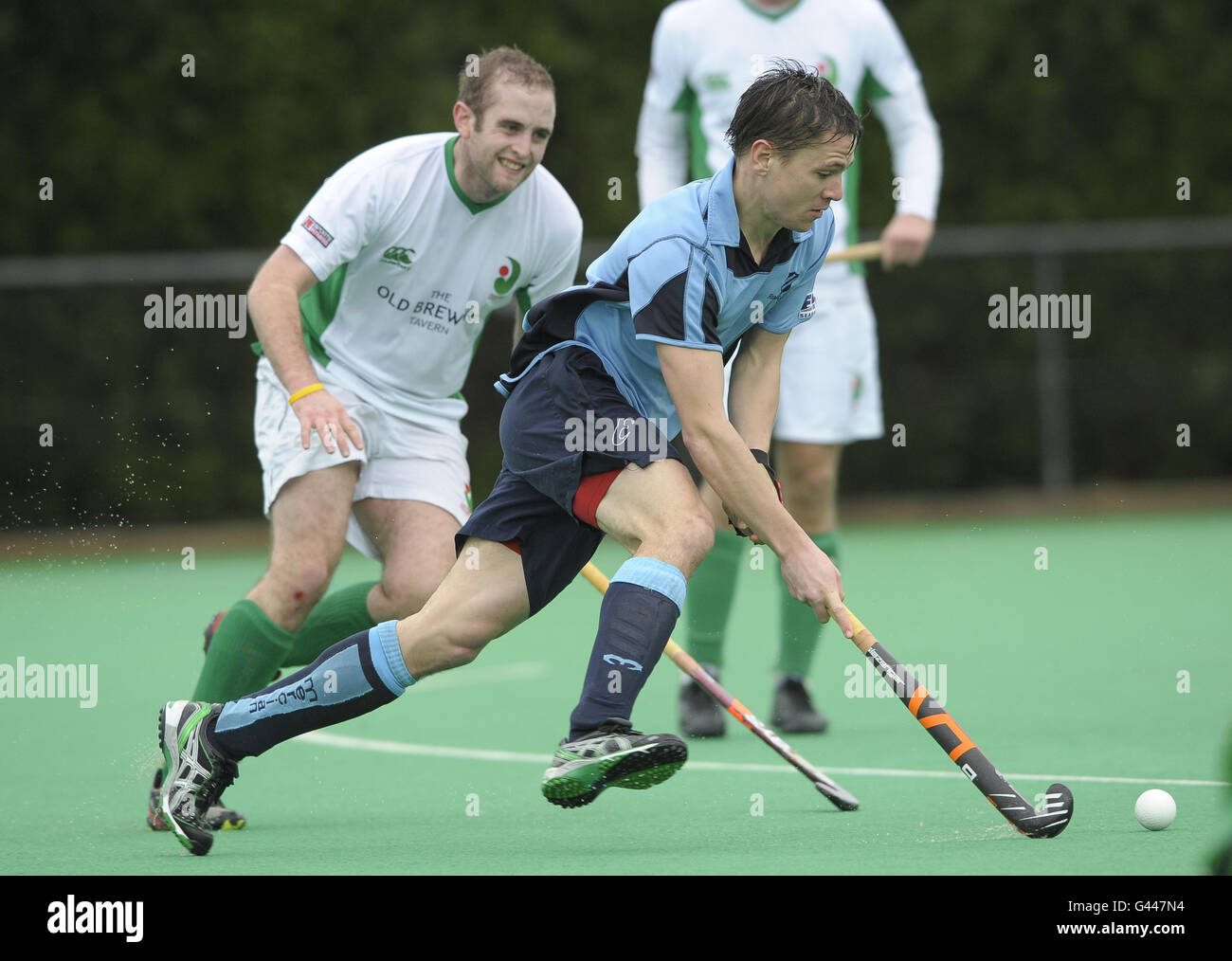 Reading's Iain Mackay (rechts) kommt von Canterburys Andy Richardson während ihres England Hockey League Premier Division Spiels auf der Polo Farm in Canterbury weg. Stockfoto