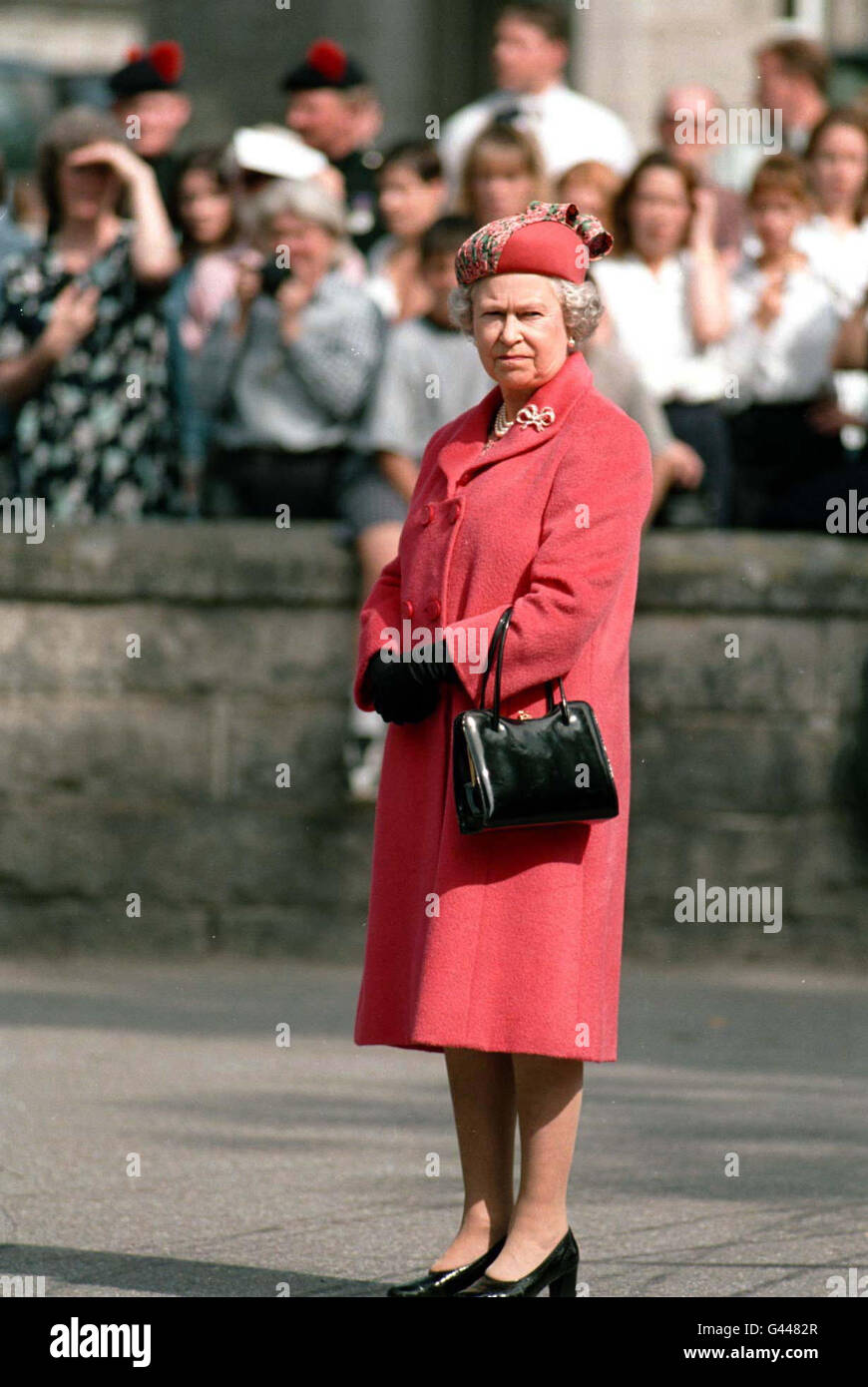 Königin Elizabeth II. Inspiziert die neue Kaisergarde während einer Zeremonie in Balmoral. Die königliche Garde, die in diesem Jahr aus dem 1. Bataillon der Schwarzen Uhr besteht, erhielt die ersten Farben seit 1973, wobei die Zeremonie etwa alle 20 Jahre stattfindet. Die Schwarze Wache hatte zuletzt das Privileg, 1987 die Kaisergarde zu bilden. Stockfoto