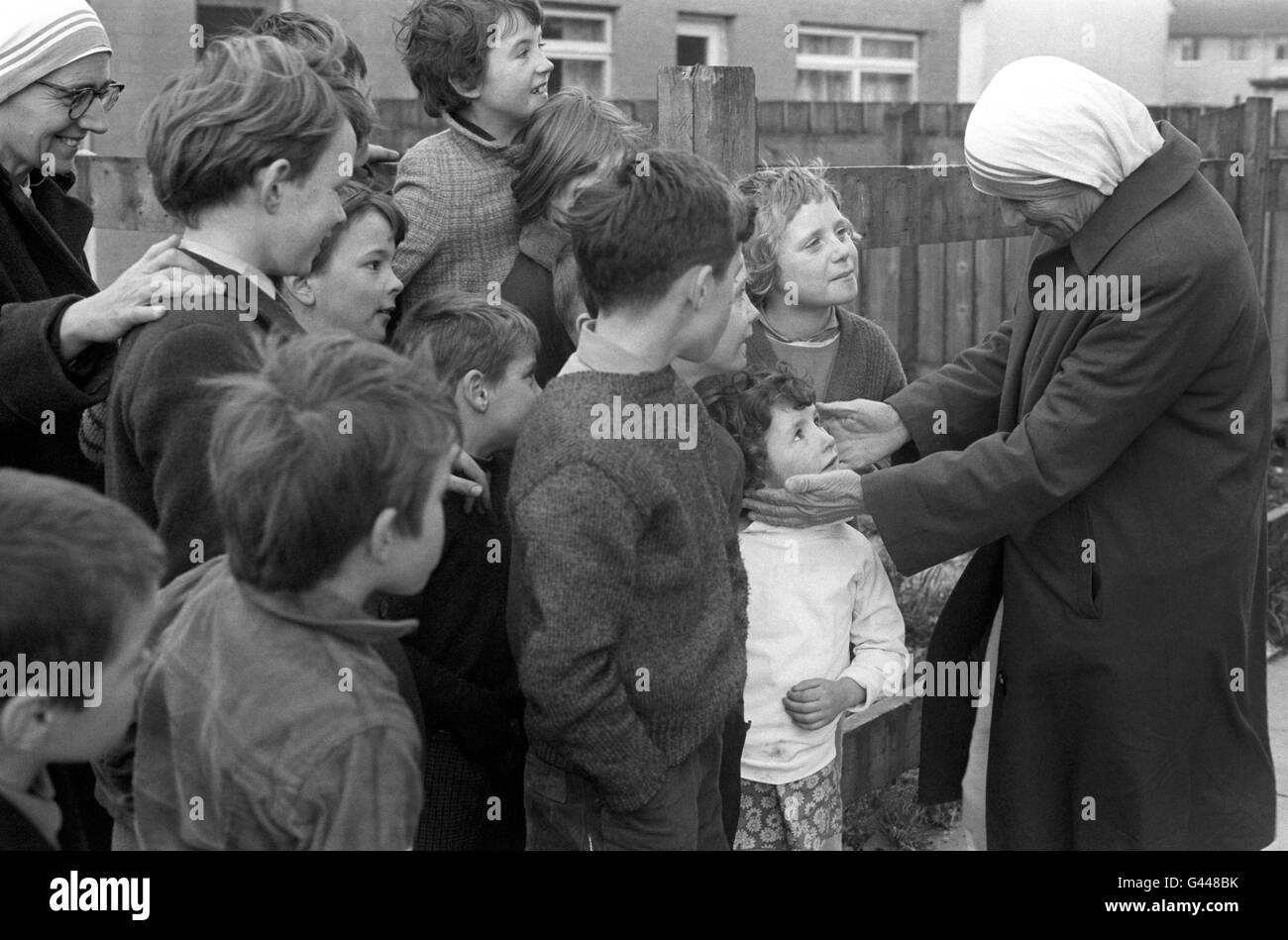 Bibliotheksfiler (150000-456 vom 11/71) von Mutter Teresa in Belfast, Nordirland. Die 85-Jährige leidet einen Tag, nachdem ihr Herz fast eine Minute lang aufgehört hatte, an Fieber und atmet mit Hilfe eines Atemschutzgeräts. Ärzte in Kalkutta konnten den Friedensnobelpreisträger mit Elektroschocks wiederbeleben. Die gebrechliche römisch-katholische Nonne, die 1979 für ihre Arbeit mit den Armen einen Nobelpreis erhielt, wurde am Dienstagabend nach einem Fieber in das Krankenhaus von Kalkutta eingeliefert. Siehe PA Geschichte INDIEN Teresa. Foto von PA. (Nur schwarzweiß). Stockfoto