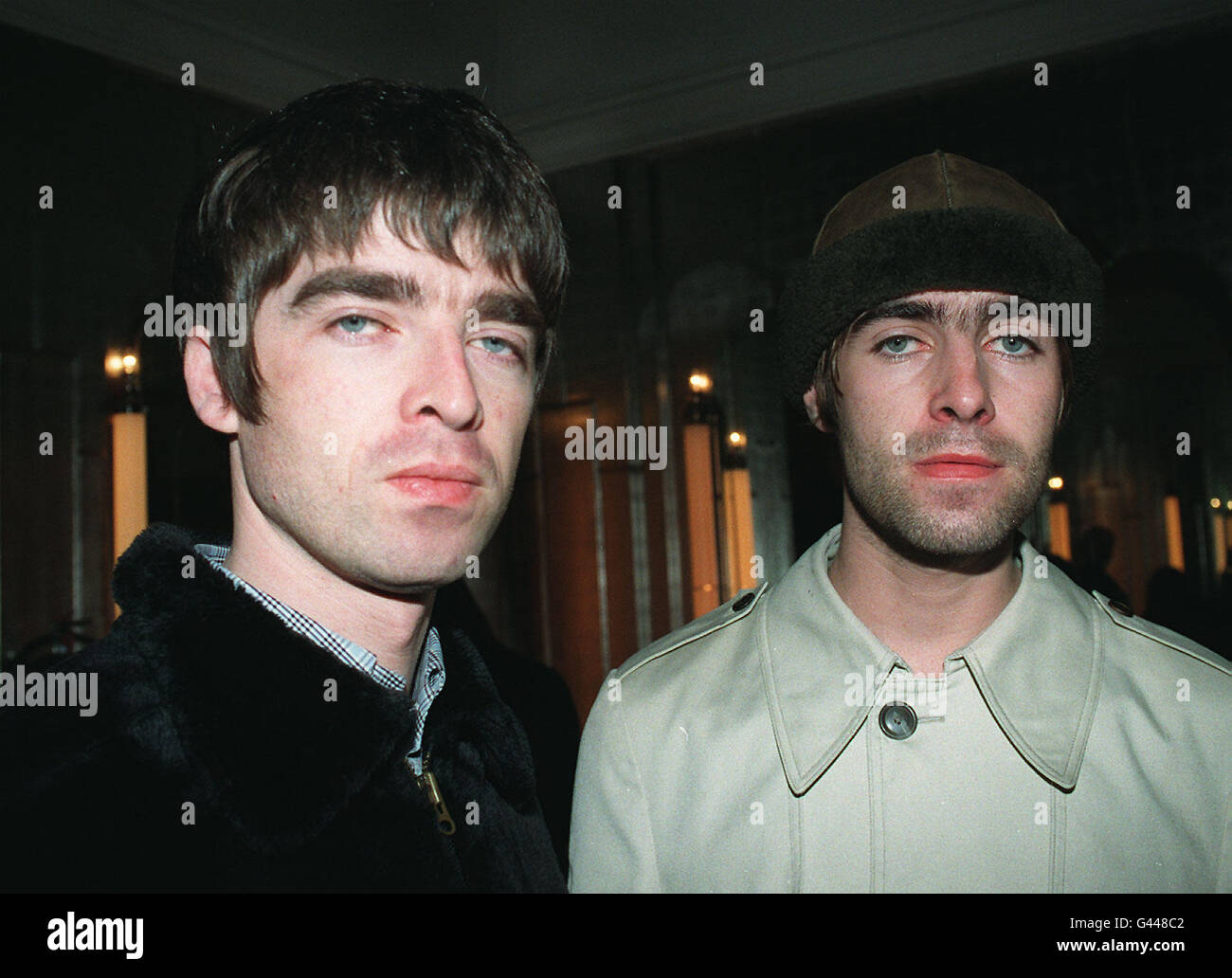 Die Brüder Liam (rechts) und Noel Gallagher, Sänger und Gitarrist der Band Oasis, die an einem geheimen Ort in London für ihre treuen Fans auftreten. 2/3/99: Lizenzgebühren-Streit außergerichtlich mit Ex-Schlagzeuger Tony McCarroll beilegen. Stockfoto