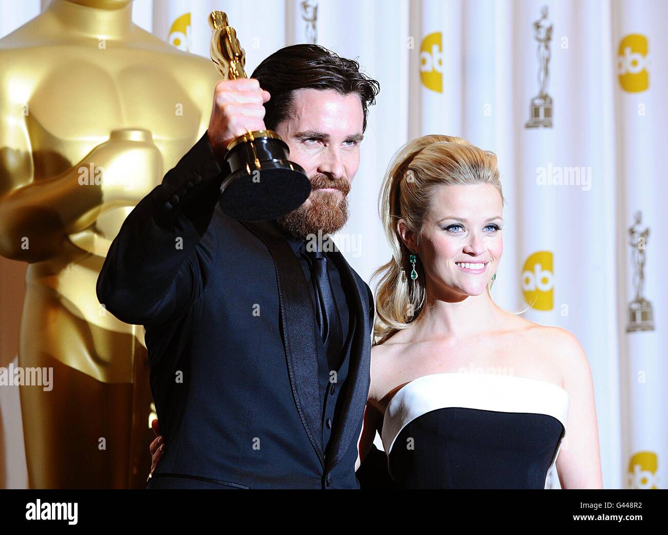 Christian Bale mit dem Preis für den besten Nebendarsteller, ausgezeichnet für den Kämpfer, mit Reese Witherspoon bei den 83. Academy Awards im Kodak Theater, Los Angeles. Stockfoto