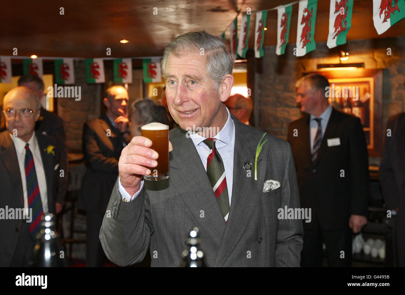 Der Prinz von Wales probiert ein Glas "Cwrw Calon Cymru" (Bier im Herzen von Wales), während seines Tages-Besuchs von St. David in der Stadt Llandovery in Südwales. Stockfoto