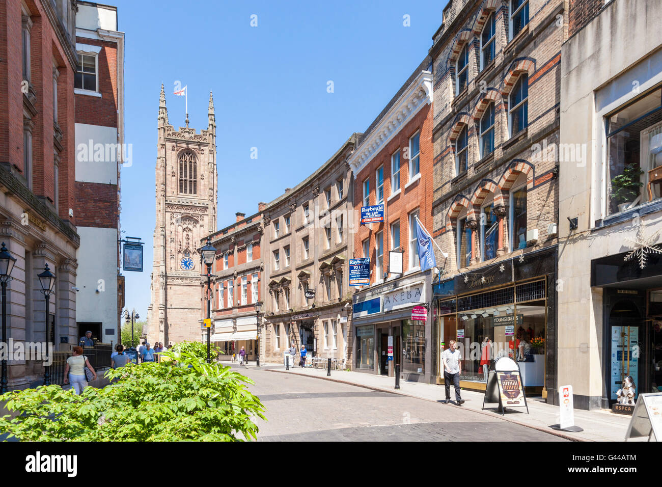 Derby Geschäfte, Kathedrale und anderen Gebäuden am Eisernen Tor im Cathedral Quarter von Derby, England, Großbritannien Stockfoto
