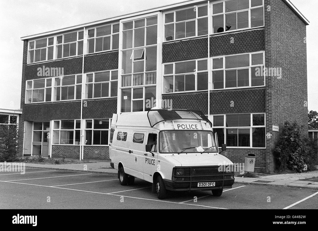 HUNGERFORDS : der Raum im dritten Stock der john O'Gaunt Schule mit kaputten Fenstern, wo Michael Ryan sich selbst erschossen hat. Stockfoto