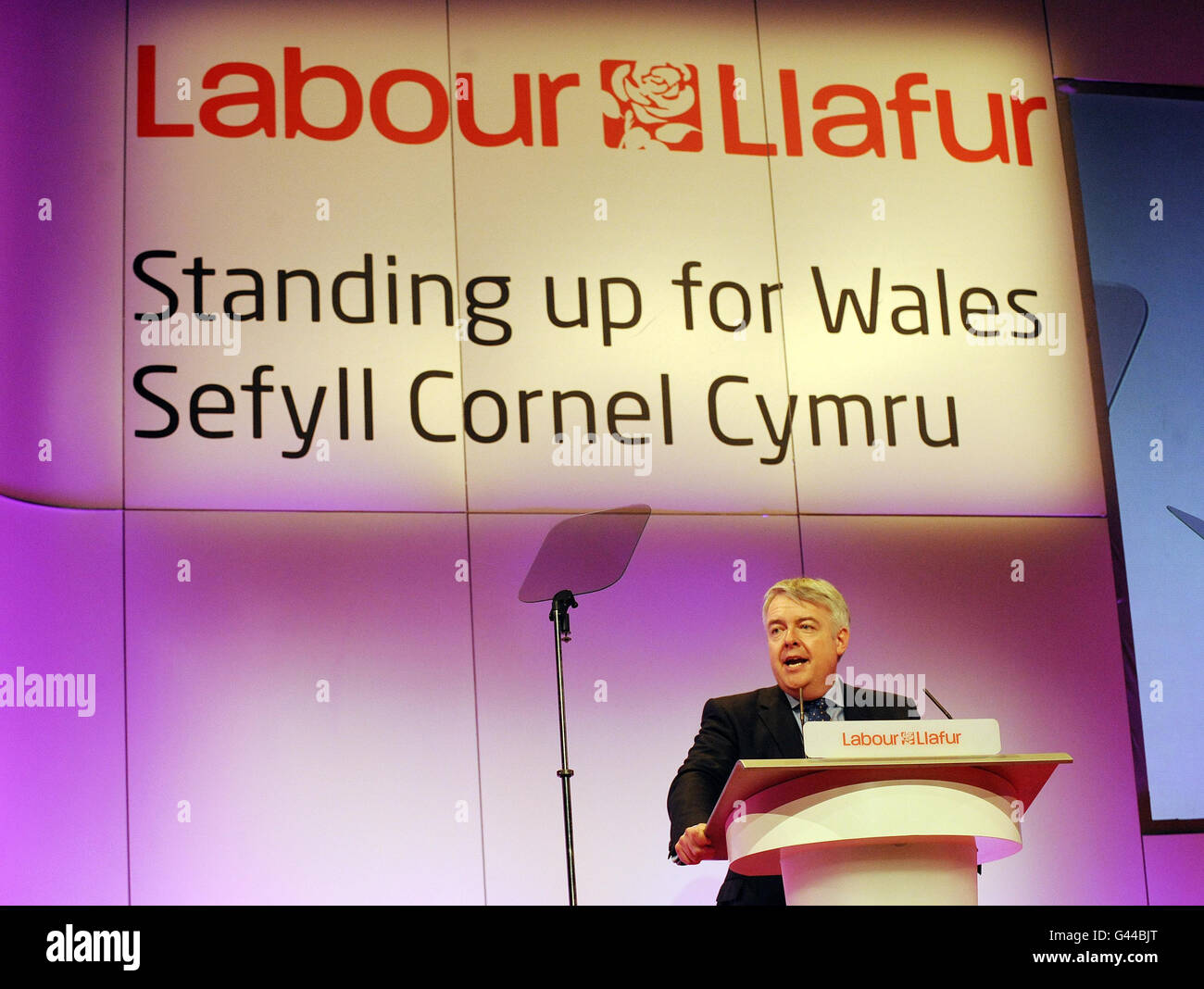 Die erste Ministerin und Vorsitzende der walisischen Labour-Partei Carwyn Jones spricht auf der Frühjahrstagung der walisischen Labour-Partei im Venue Cymru, Llandudno. Stockfoto