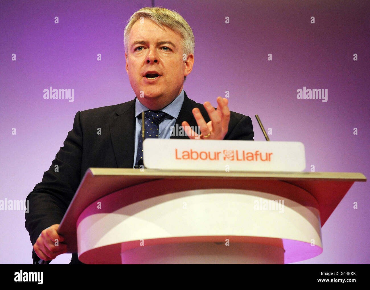 Die erste Ministerin und Vorsitzende der walisischen Labour-Partei Carwyn Jones spricht auf der Frühjahrstagung der walisischen Labour-Partei im Venue Cymru, Llandudno. Stockfoto