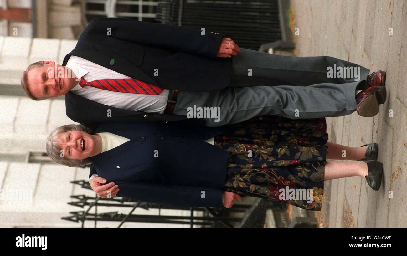 John Walker mit Frau Anne am Unison Hauptquartier in London heute (Freitag), nachdem er 175,000 Entschädigung von seinen Arbeitgebern gewonnen, nachdem Stress führte zu zwei nervösen Zusammenbrüchen, schließlich zwingen seinen Ruhestand. John Walker erfolgreich argumentierte vor Gericht, dass Northumberland County Council war verantwortlich für die Aussetzen ihn zu unmöglichen Workloads. Stockfoto