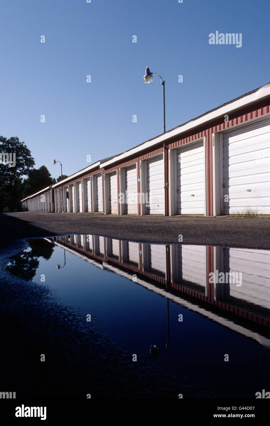 Tagsüber Blick auf Garage wie Vermietung Lagereinheiten hintereinander aufgereiht Stockfoto