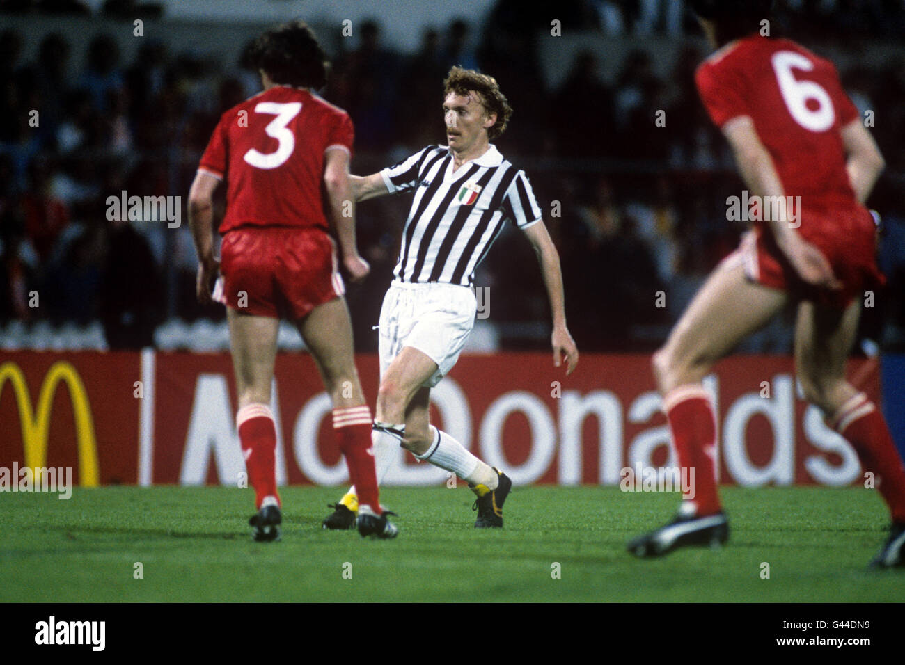 Fußball - Europameisterschaft - Finale - Liverpool gegen Juventus - Heysel Stadium. Zbigniew Boniek, Juventus, Mitte, in Aktion, beobachtet von Liverpools Jim Beglin (Nr. 3) Stockfoto