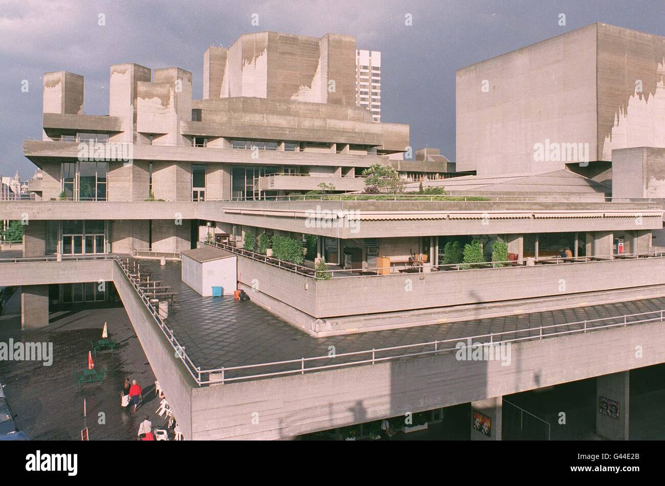 Das Nationaltheater am Südufer der Themse, eines von 57 Beispielen für Architektur und Kunst der Nachkriegszeit, die vom englischen Kulturerbe als geschützt empfohlen wurden, in einer Ankündigung. Stockfoto