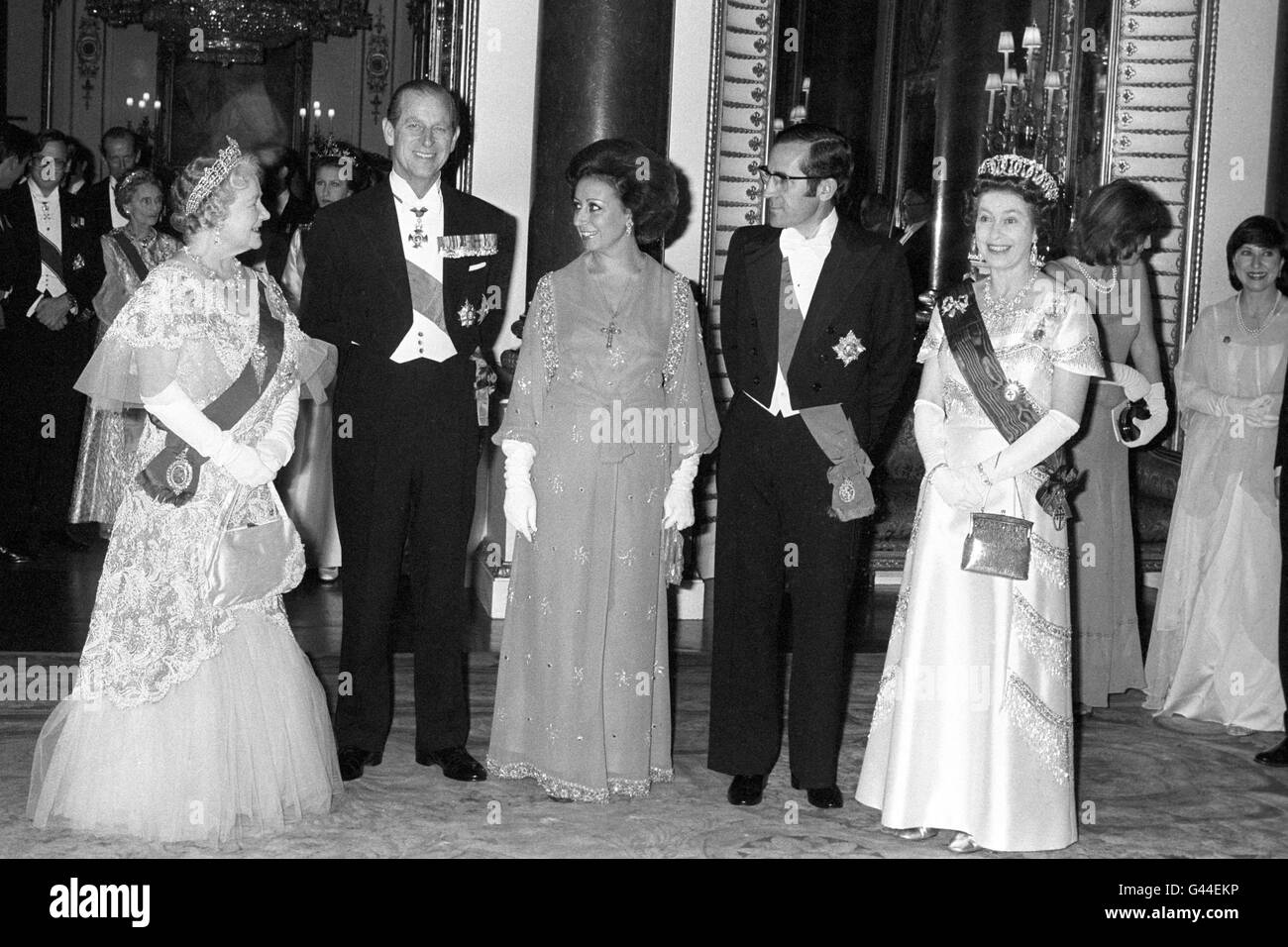 Präsident Ramahlo Eanes von Portugal und seine Frau Senhora Maria Eanes (Mitte Vordergrund) werden im Music Room des Buckingham Palace von der Königin, dem Herzog von Edinburgh und der Königin Mutter, bei einem Staatsbankett zu Ehren des Präsidenten zusammen gestellt. Stockfoto