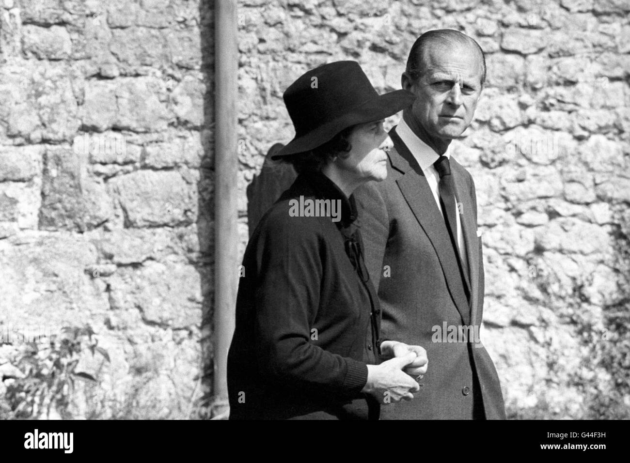 Prinz Philip und seine Schwester, Prinzessin Sophie von Hannover, als sie an der Beerdigung der Dowager Lady Brabourne und Nichola Knatchbull in der Kirche St. John the Baptist in Mersham, in der Nähe von Ashford, Kent, teilnahmen. Stockfoto