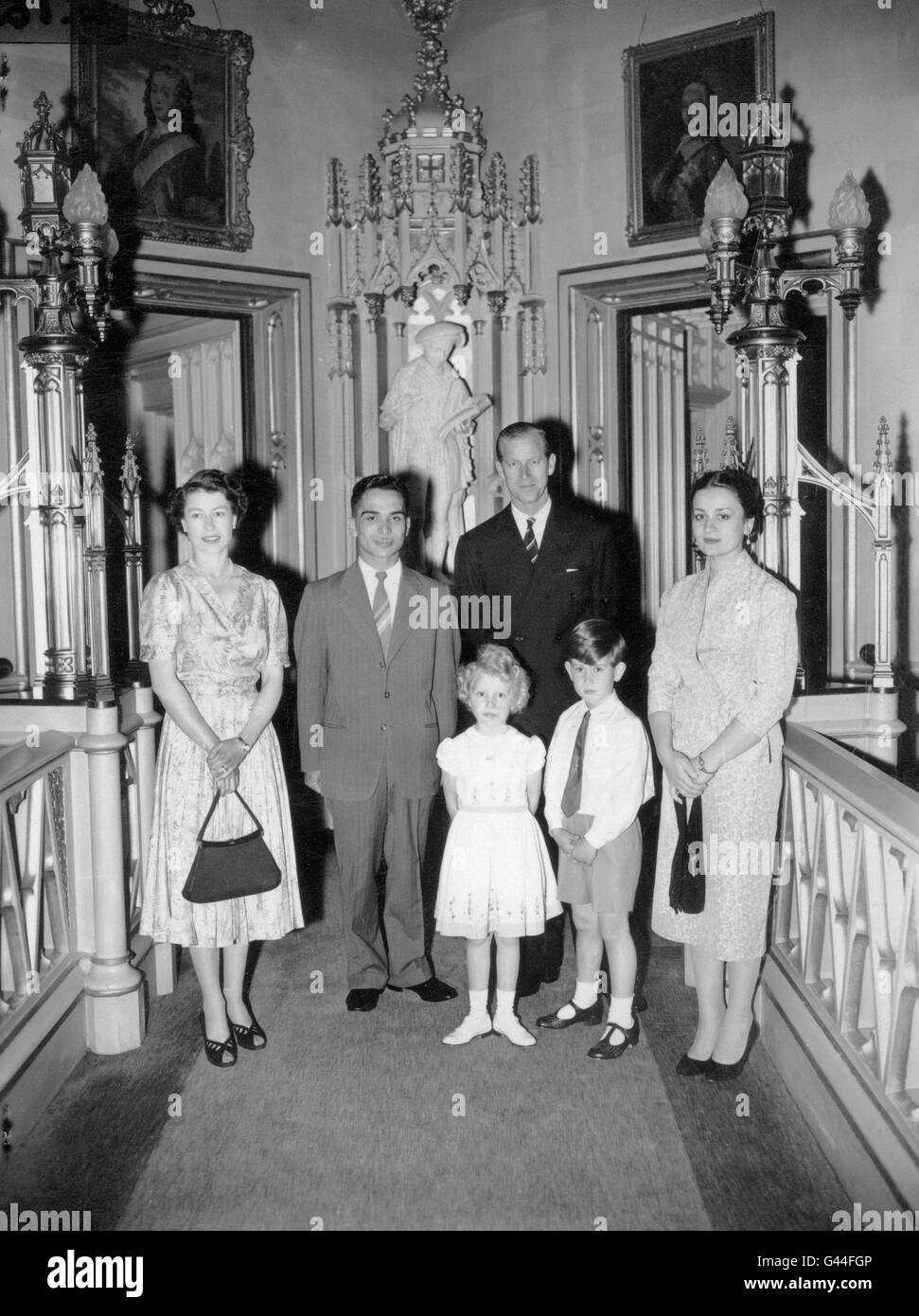 Königin Elizabeth II. Und der Herzog von Edinburgh mit König Hussein und Königin Dina von Jordanien im Schloss Windsor. Mit ihnen sind Prinzessin Anne und Prinz Charles. Stockfoto