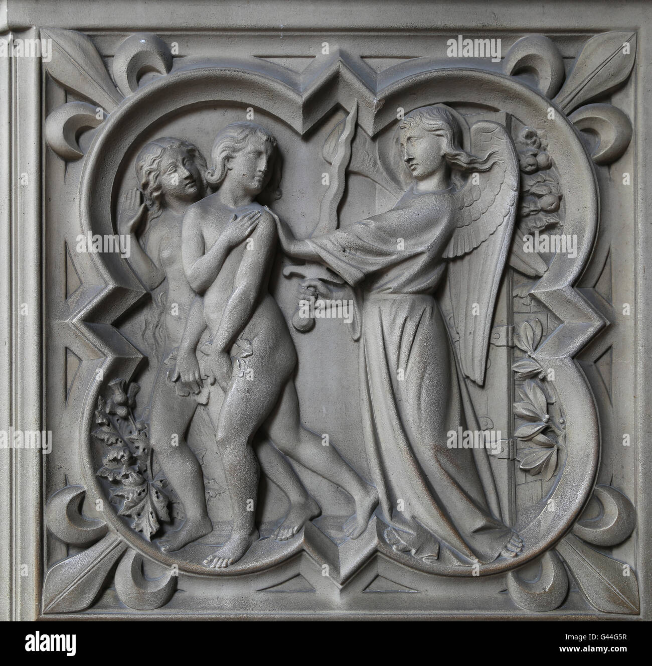 Die Vertreibung von Adam und Eva aus dem Garten des Paradieses. Relief. Genesis. 13. c. La Sainte-Chapelle, Paris, Frankreich. Stockfoto