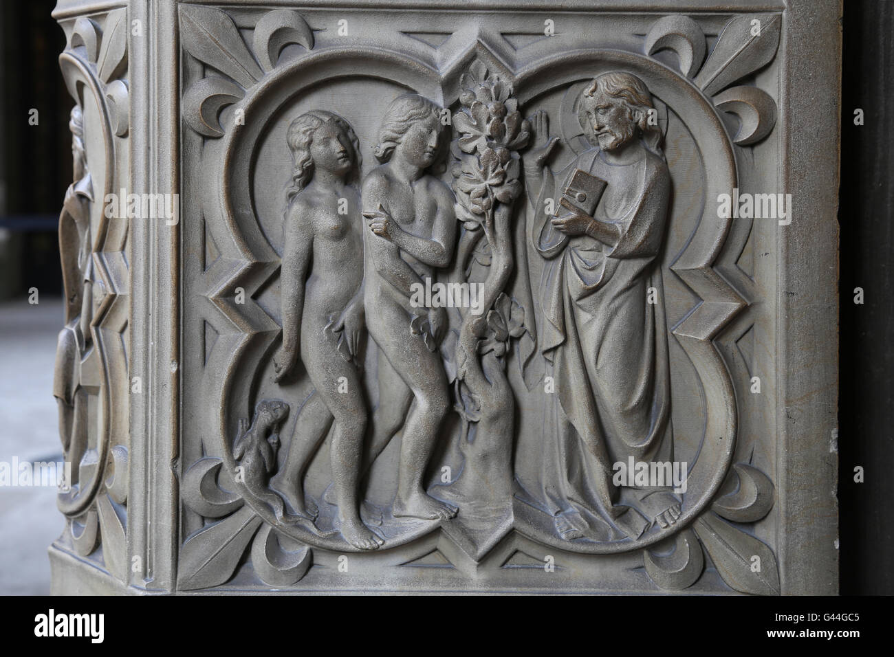 Adam und Eva im Paradies. Relief. Genesis. 13. c. La Sainte-Chapelle, Paris, Frankreich. Stockfoto