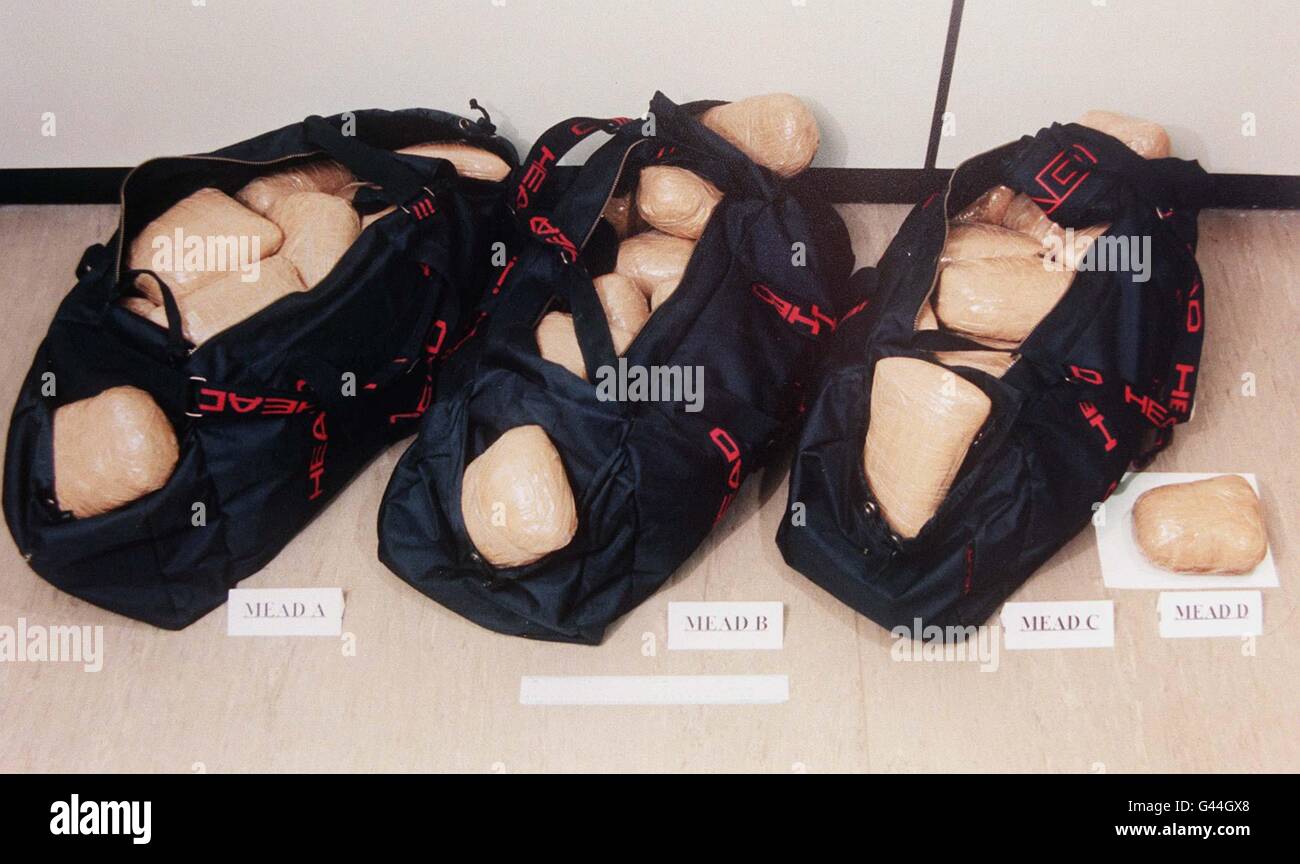 Die Polizei veröffentlichte Fotos von Drogen, die auf 60 Millionen Beweise geschätzt wurden, die verwendet wurden, als eine Bande internationaler Drogenschmuggler heute (Freitag) am Southwark Crown Court für schuldig befunden wurde, den zweitgrößten Herointransport, der jemals in Großbritannien beschlagnahmt wurde, illegal importiert zu haben. Siehe PA Story COURTS Heroin. PA-Fotos. Stockfoto