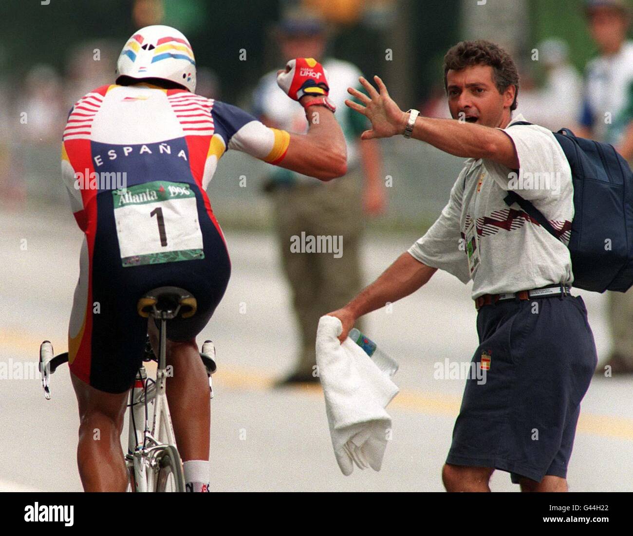 Ein Zuschauer bewegt sich über den Zeitfahrkurs auf der Straße zum „High Five“-spanischen Radfahrer Miguel Indurain, nachdem er heute Nachmittag (Samstag) die Goldmedaille bei den Olympischen Spielen gewonnen hatte. Foto von John Giles/PA. Stockfoto