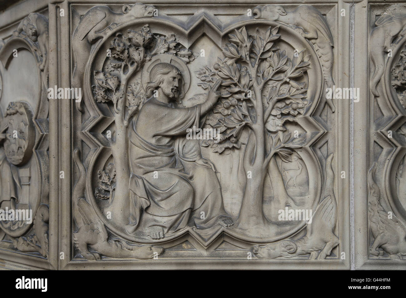 Relief. Genesis. Gott geschaffen die Frucht des trees.13th c. La Sainte-Chapelle, Paris, Frankreich. Stockfoto
