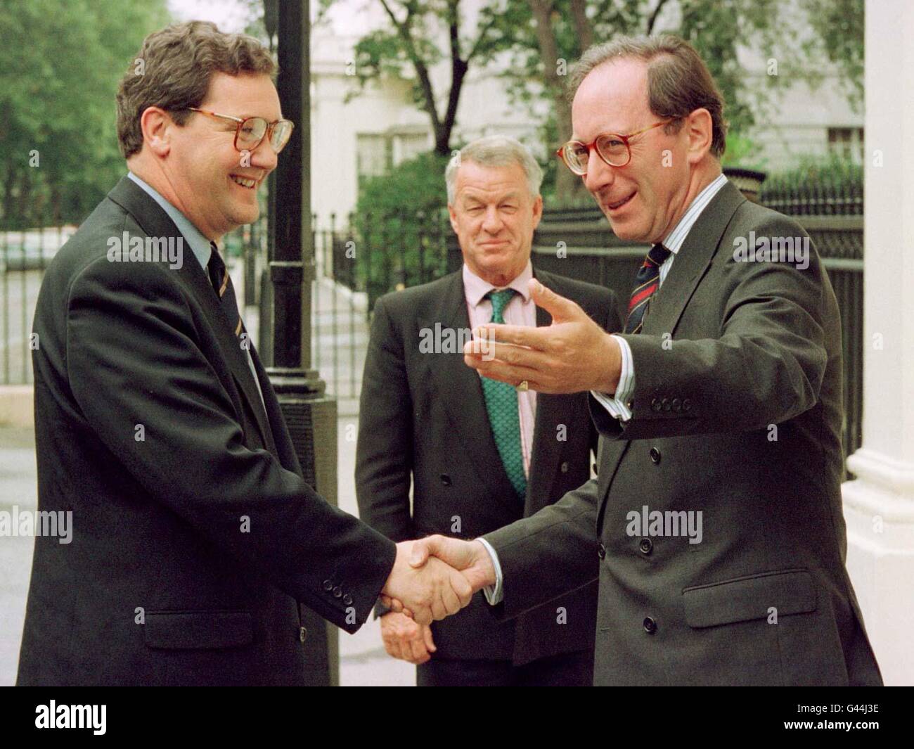Der australische Außenminister Alexander Downer (links) wird heute (Donnerstag) in der offiziellen Residenz des britischen Außenministers in London von Malcolm Rifkind begrüßt. Downer ist auf einer Whistle-Stop-Tour durch Europa. REUTER ROTA Stockfoto