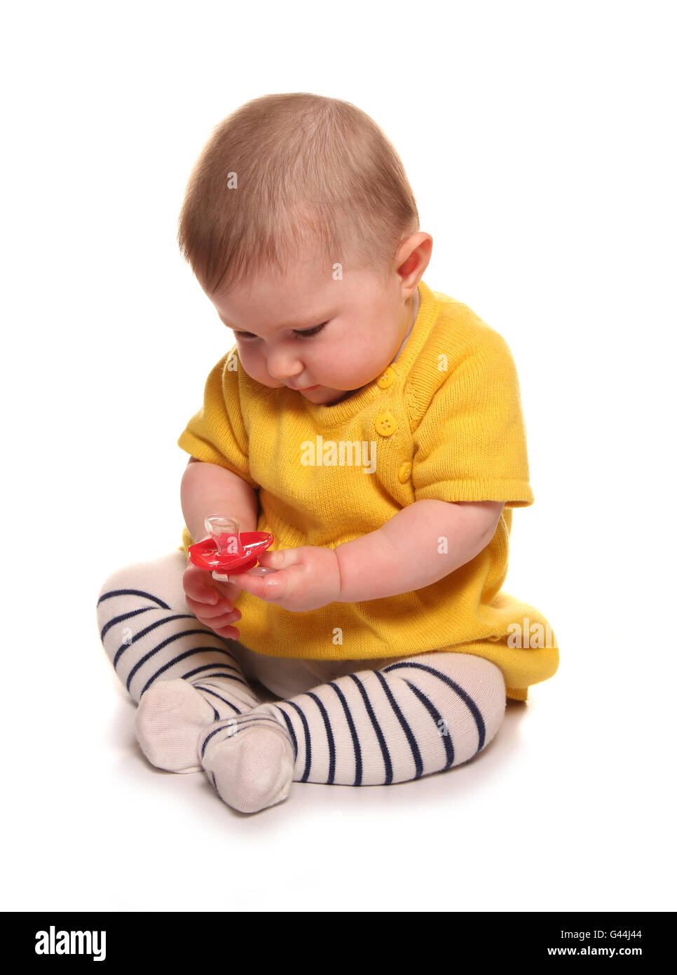 Babymädchen hält einen Dummy-Ausschnitt Stockfoto