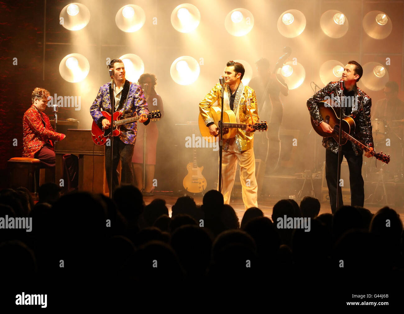 (Von links nach rechts) Ben Goddard als Jerry Lee Lewis, Robert Britton Lyons als Carl Perkins, Michael Malarkey als Elvis Presley und Derek Hagen als Johnny Cash im „Million Dollar Quartet“ im Noel Coward Theatre im Zentrum von London. Stockfoto