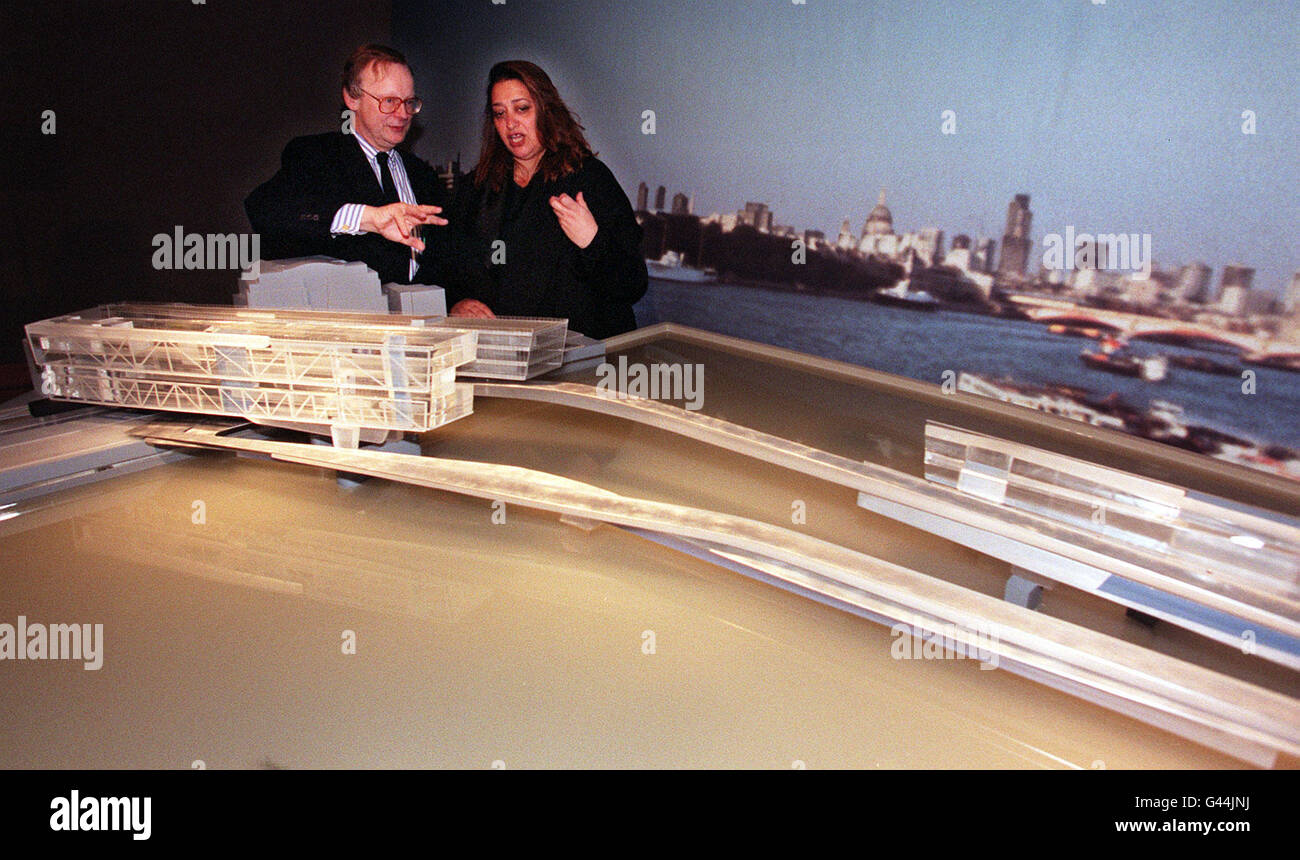 Staatssekretär für Umwelt John Gummer mit Zaha M. Hadid, die heute (di) als gemeinsame Sieger Themse Wasser Bewohnbare Brücke benannt wurde, um ein neues design bewohnte Brücke über die Themse. Der vorgeschlagene Standort der Brücke liegt zwischen Tempelgärten und der Bereich vor der London Television Centre am Südufer. Achten Sie auf PA-Geschichte. Foto von Fiona Hanson/PA. Stockfoto