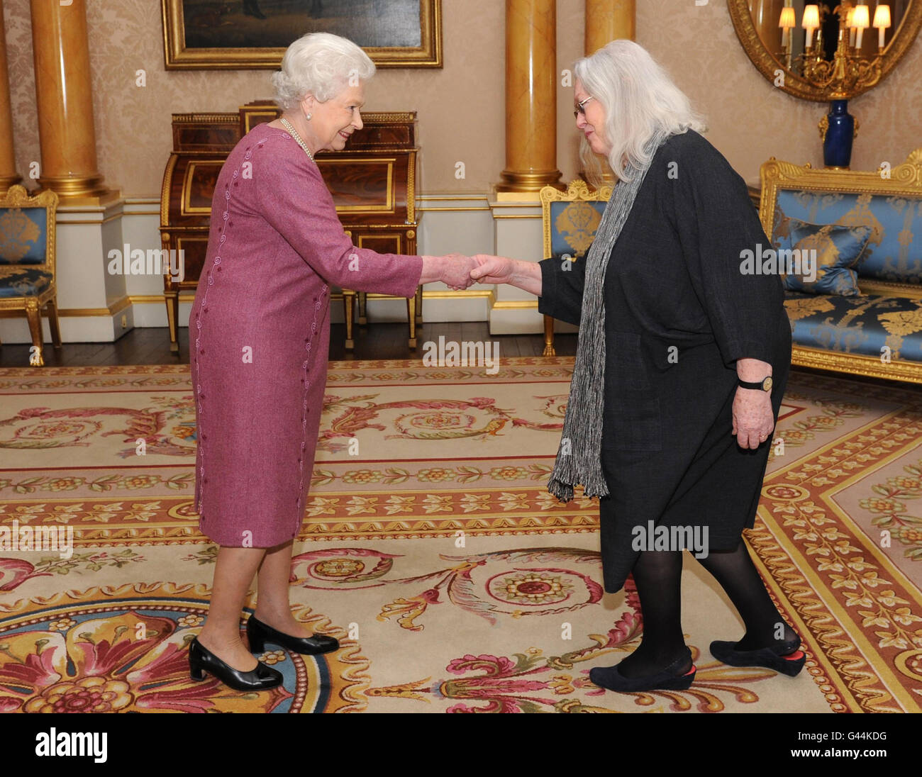 Die britische Königin Elizabeth II. Überreicht der Dichterin Gillian Clarke im Buckingham Palace ihre Goldmedaille für Poesie. Stockfoto