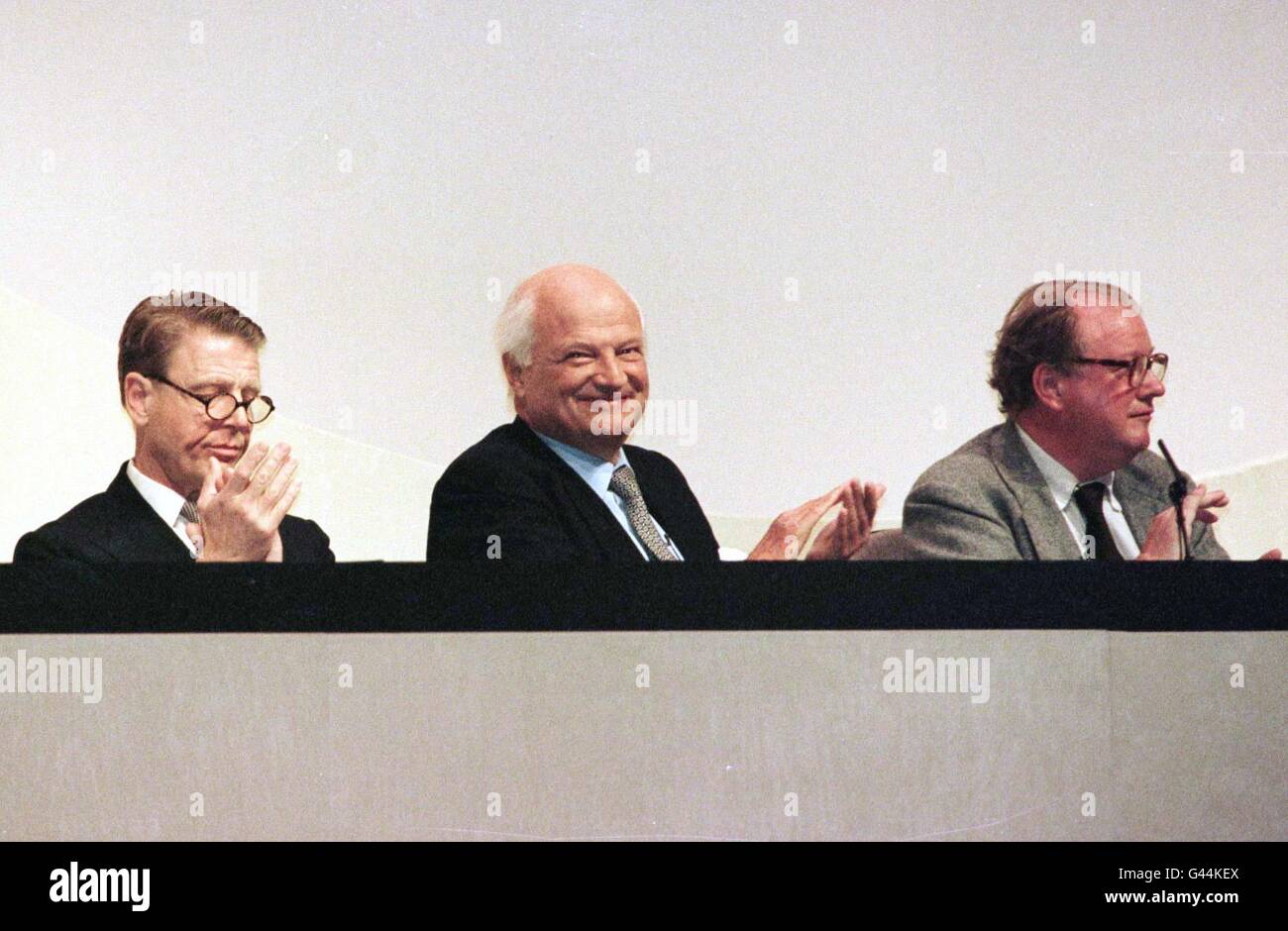 (L/R) Edward Fox, Sir James Goldsmith und Lord McAlpine auf der Plattform, während der eintägigen Konferenz der Referendums Party in Brighton heute (Sa). Bild von Fiona Hanson. Siehe PA Story POLITICS Referendum. Stockfoto