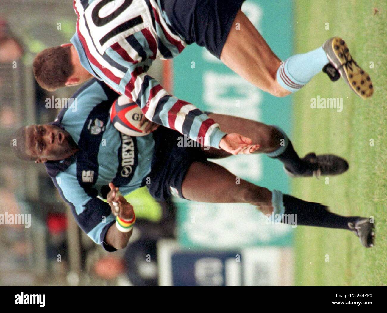 Martin Offiah läuft bei seinem Debüt-Rugby-Union-Spiel für Bedford in der Goldington Road heute Nachmittag (Samstag) auf den Weg von Rotherham Stand off Simon Binns, seit er gemeinsame Verträge mit dem Union Club und dem League Club London Broncos aufgenommen hat. Von Mike Stephens/PA. Stockfoto