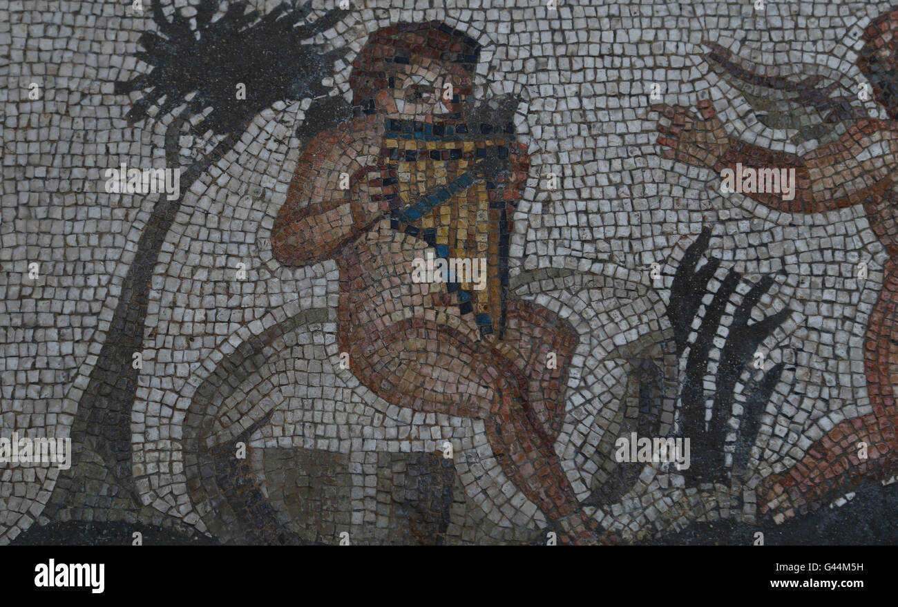 Mosaik der vier Jahreszeiten. C. 325 AD. Gefunden Sie in Daphne (heute Antakya, Türkei). Detail: Eros eine Panflöte spielen. Louvre-Museum. Stockfoto