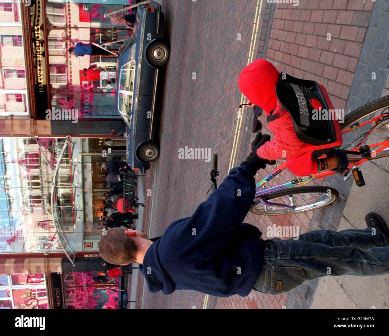 Harvey Nichols öffnete die Türen des neuen Stores in Leeds heute (Mo), die erste Filiale es außerhalb von London, und die Inevtable eröffnete Rolls-Royce entlang gehörte zu den ersten Wagen zu ziehen oben außen, sowie weitere beliebte Zweirad-Transportmittel. Foto John Giles.PA. Stockfoto