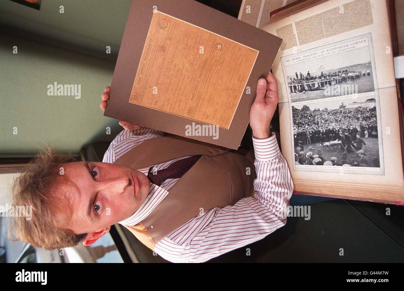 Simon de Burton mit dem Telegramm von Königin Alexandra an einen verletzten Jockey geschickt, dessen Pferd in einen tödlichen Unfall mit einer militanten Suffragette im Derby 1913 verwickelt war. Das Telegram wird in Sothebys erstem Verkauf für Pferderennen am Mittwoch, den 13. November, verkauft, das Telegram wird voraussichtlich zwischen 500 und 700. Foto von Adam Butler/PA. Siehe PA Story AUKTION Telegram Stockfoto