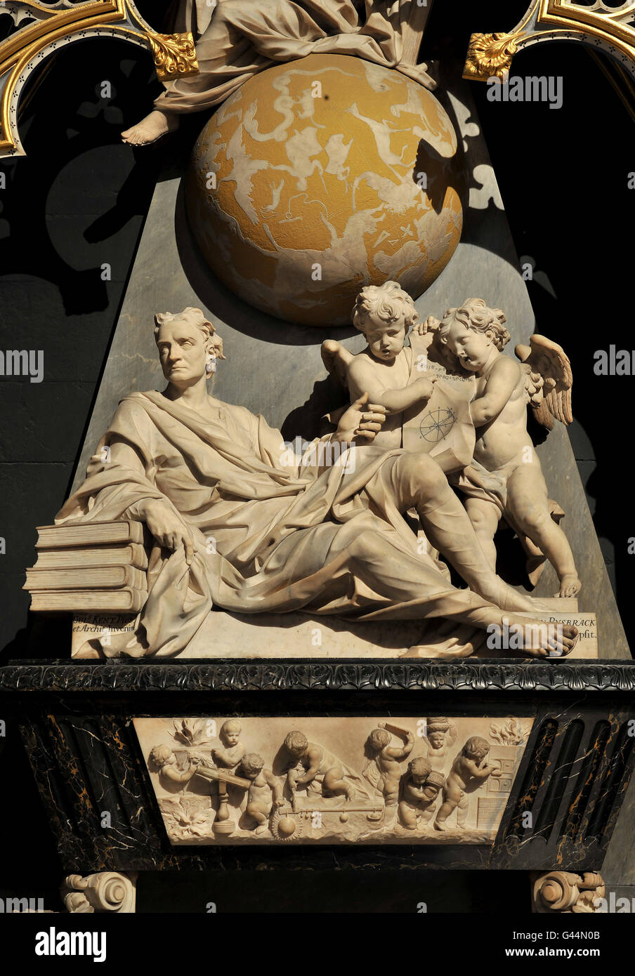 Innenräume der Westminster Abbey. Ein Teil des Denkmals für Sir Isaac Newton, in Westminster Abbey im Zentrum von London. Stockfoto