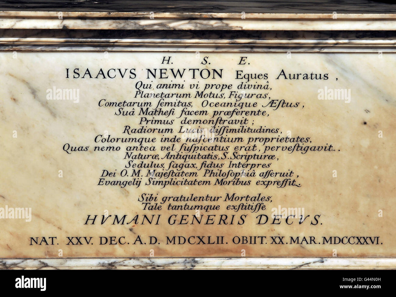 Die lateinische Inschrift auf dem Denkmal für Sir Isaac Newton, in Westminster Abbey im Zentrum von London. Stockfoto