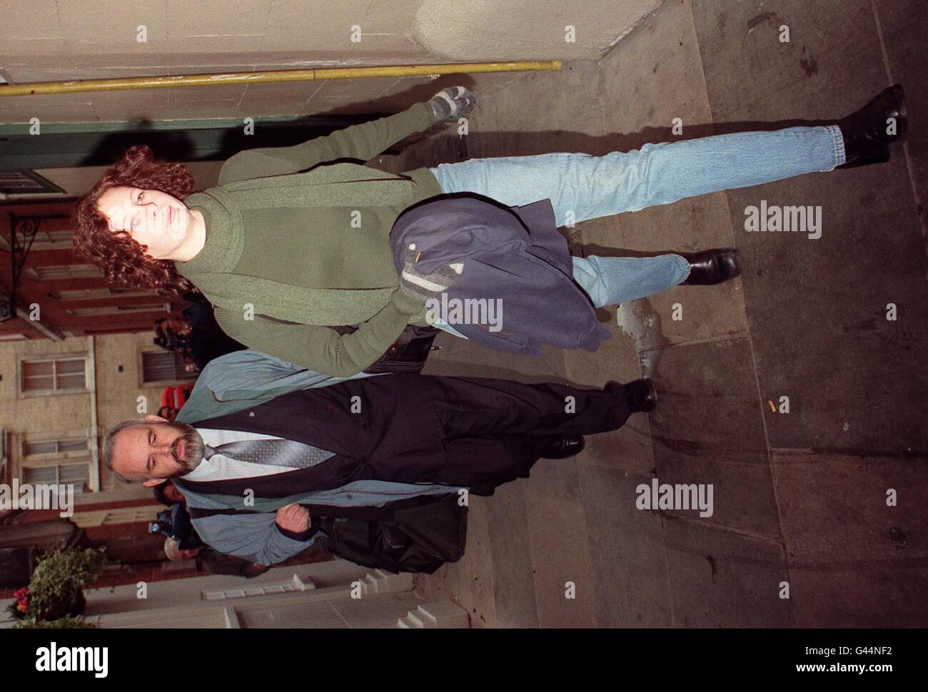 Deirdre McAliskey, Tochter der ehemaligen nationalistischen Abgeordneten Bernadette McAliskey und Sinn-Fein-Beraterin Francie Molloy, kam heute in den Magistraten der Bow Street (Weds) an, wo ihre Schwester Roisin nach dem Bombenangriff der IRA auf einen britischen Militärstützpunkt in Deutschland auf einen Auslieferungsbefehl folgte. Siehe PA Story ULSTER extradite. Foto von David Kepskin. Stockfoto