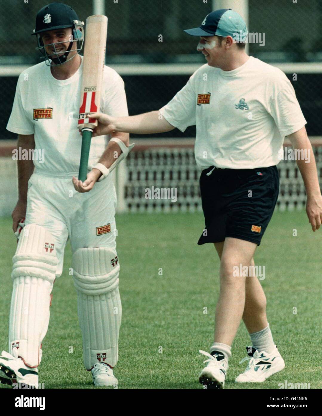 Phil Tufnell bekommt ein paar Marschtipps von Robert Croft während des ersten Trainingstages für die englische Cricket-Mannschaft in Harare, Simbabwe. Bild David Giles/PA Stockfoto