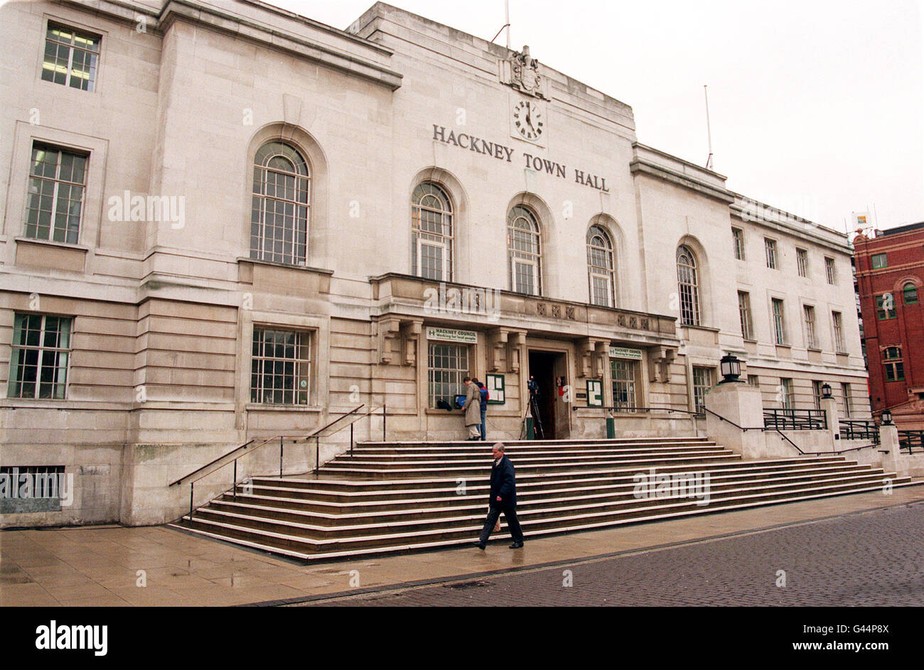 Hackey Town Hall, Labour-Chefs lösten heute die herrschende Gruppe im Hackney council im Norden Londons auf, um Descipline wiederherzustellen und eine Rebellenfraktion zur Ferse zu bringen. *29/01/01Gewerkschaften planen, den rat in dieser Woche zu "lähmen", wenn Tausende von Arbeitern in einer Reihe über Ausgabenkürzungen streiken werden. Sozialarbeiter, Verwaltungs- und Wohnungspersonal sowie andere Mitarbeiter des Hackney council in London werden sich in einem eskalierenden Streit um Bezahlung, Arbeitsplätze und Bedingungen befinden. Stockfoto